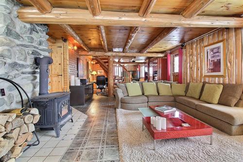 Salon - 62 Route 143, Melbourne, QC - Indoor Photo Showing Living Room