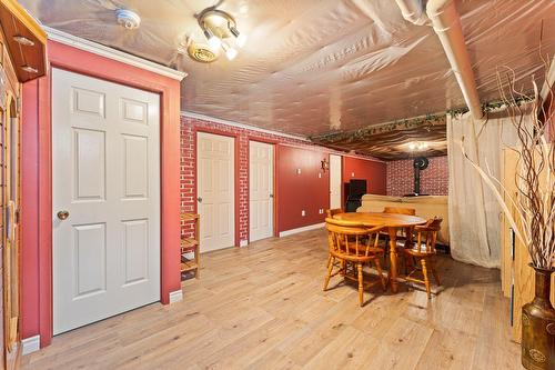 Salle familiale - 600 Av. Des Érables, Brigham, QC - Indoor