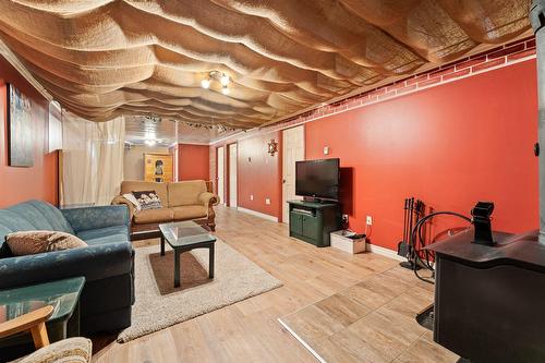 Salle familiale - 600 Av. Des Érables, Brigham, QC - Indoor Photo Showing Basement