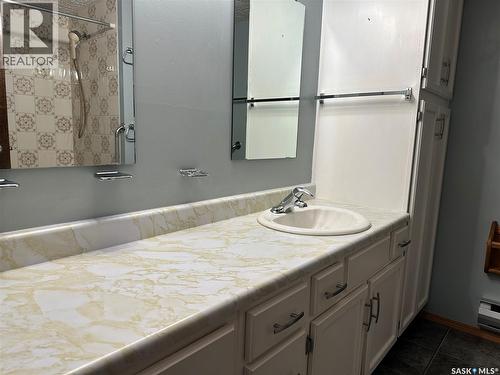 11 228 3Rd Street, Weyburn, SK - Indoor Photo Showing Bathroom