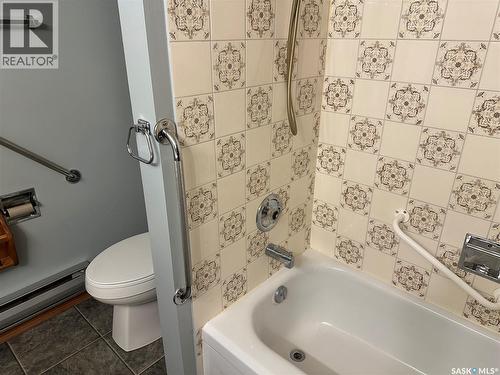 11 228 3Rd Street, Weyburn, SK - Indoor Photo Showing Bathroom