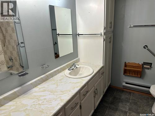 11 228 3Rd Street, Weyburn, SK - Indoor Photo Showing Bathroom