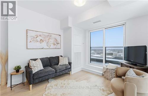 909 - 470 Dundas Street E, Hamilton, ON - Indoor Photo Showing Living Room
