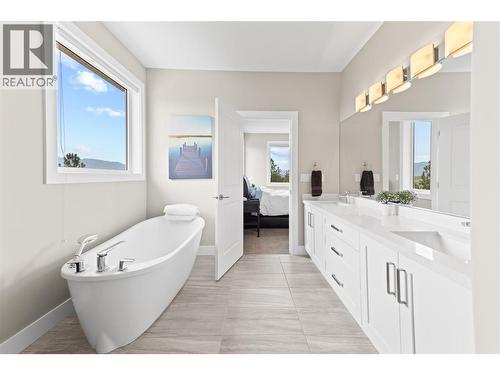 1064 Aurora Heights, West Kelowna, BC - Indoor Photo Showing Bathroom