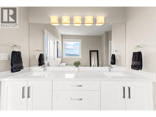1064 Aurora Heights, West Kelowna, BC - Indoor Photo Showing Bathroom