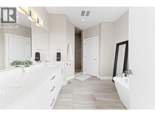 1064 Aurora Heights, West Kelowna, BC - Indoor Photo Showing Bathroom