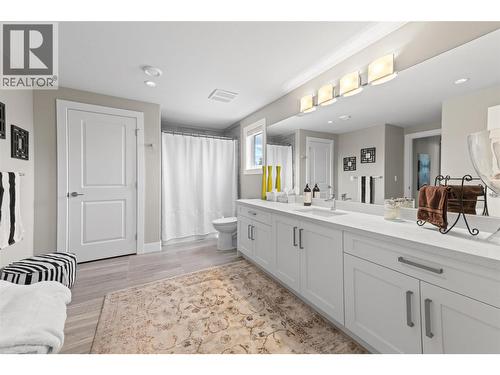 1064 Aurora Heights, West Kelowna, BC - Indoor Photo Showing Bathroom
