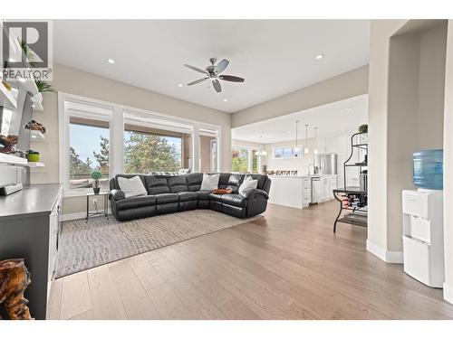 1064 Aurora Heights, West Kelowna, BC - Indoor Photo Showing Living Room