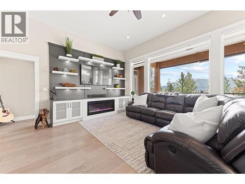 1064 Aurora Heights, West Kelowna, BC - Indoor Photo Showing Living Room