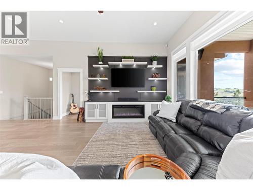 1064 Aurora Heights, West Kelowna, BC - Indoor Photo Showing Living Room