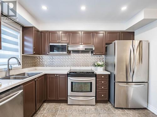 3221 Redpath Circle, Mississauga, ON - Indoor Photo Showing Kitchen With Double Sink With Upgraded Kitchen