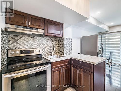 3221 Redpath Circle, Mississauga, ON - Indoor Photo Showing Kitchen With Upgraded Kitchen