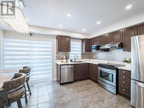 3221 Redpath Circle, Mississauga, ON - Indoor Photo Showing Kitchen With Double Sink With Upgraded Kitchen
