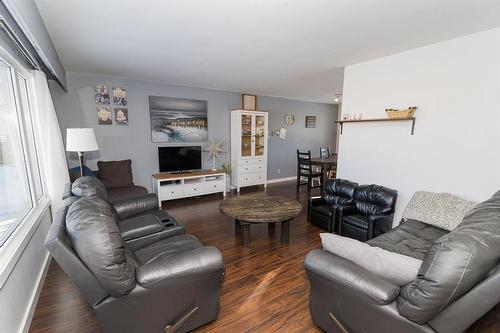 30 Bishop Bay, Carman, MB - Indoor Photo Showing Living Room
