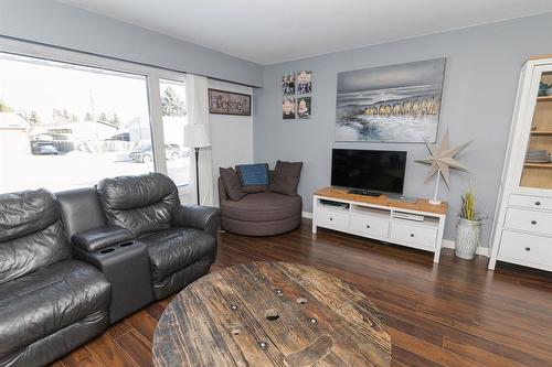 30 Bishop Bay, Carman, MB - Indoor Photo Showing Living Room