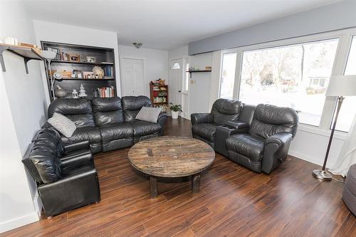 30 Bishop Bay, Carman, MB - Indoor Photo Showing Living Room