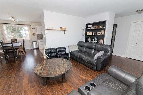 30 Bishop Bay, Carman, MB - Indoor Photo Showing Living Room