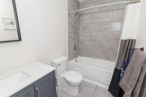 30 Bishop Bay, Carman, MB - Indoor Photo Showing Bathroom