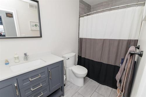 30 Bishop Bay, Carman, MB - Indoor Photo Showing Bathroom