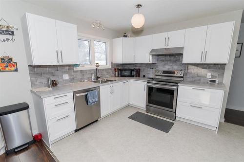 30 Bishop Bay, Carman, MB - Indoor Photo Showing Kitchen With Double Sink