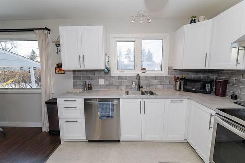 30 Bishop Bay, Carman, MB - Indoor Photo Showing Kitchen With Double Sink