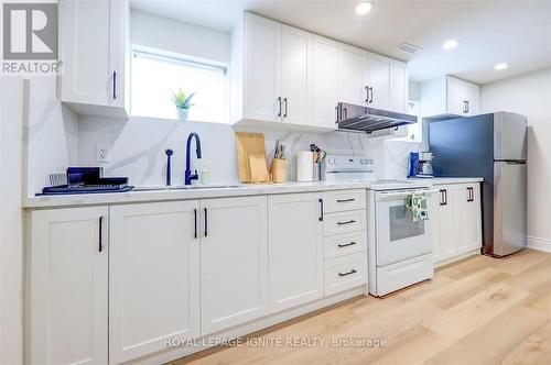 4023 Bishopstoke Lane, Mississauga, ON - Indoor Photo Showing Kitchen