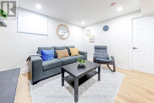 4023 Bishopstoke Lane, Mississauga, ON - Indoor Photo Showing Living Room