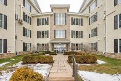 205-331 Av. de Venise O.  Venise-En-Québec, QC J0J 2K0