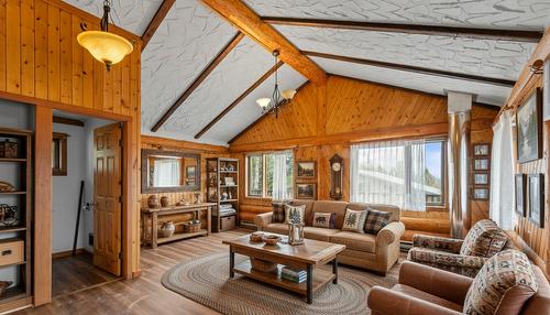1084 Simmons Road, Creston, BC - Indoor Photo Showing Living Room