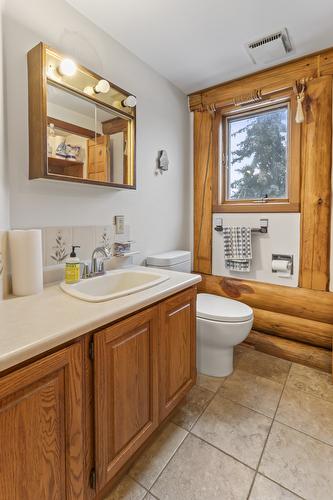 1084 Simmons Road, Creston, BC - Indoor Photo Showing Bathroom