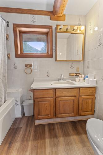 1084 Simmons Road, Creston, BC - Indoor Photo Showing Bathroom