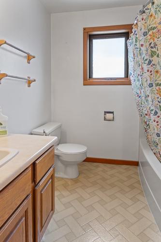 1084 Simmons Road, Creston, BC - Indoor Photo Showing Bathroom
