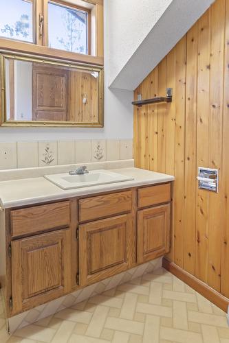 1084 Simmons Road, Creston, BC - Indoor Photo Showing Bathroom