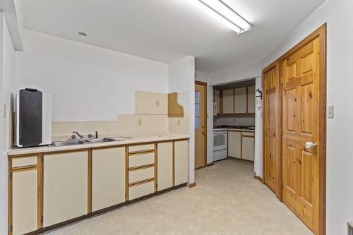 1084 Simmons Road, Creston, BC - Indoor Photo Showing Kitchen With Double Sink