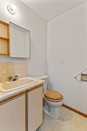 1084 Simmons Road, Creston, BC - Indoor Photo Showing Bathroom