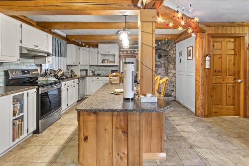 1084 Simmons Road, Creston, BC - Indoor Photo Showing Kitchen