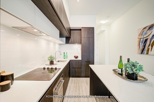 601-7 Steckley House Lane, Richmond Hill, ON - Indoor Photo Showing Kitchen With Upgraded Kitchen