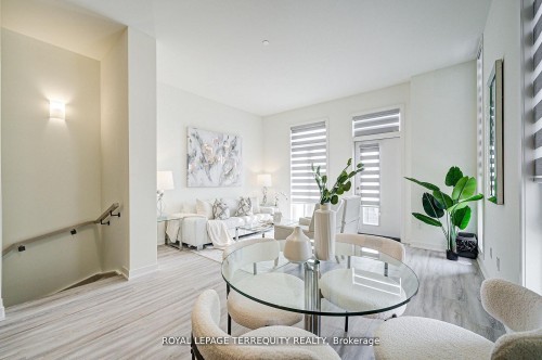 601-7 Steckley House Lane, Richmond Hill, ON - Indoor Photo Showing Living Room