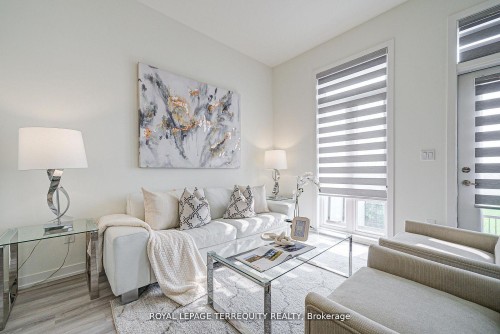 601-7 Steckley House Lane, Richmond Hill, ON - Indoor Photo Showing Living Room
