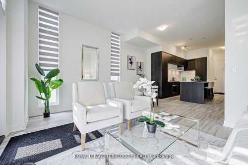 601-7 Steckley House Lane, Richmond Hill, ON - Indoor Photo Showing Living Room