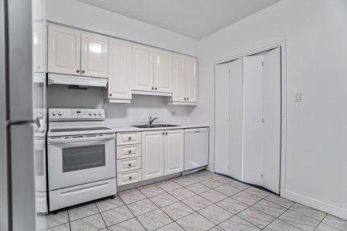 Kitchen - 703-3465 Rue Redpath, Montréal (Ville-Marie), QC - Indoor Photo Showing Kitchen With Double Sink