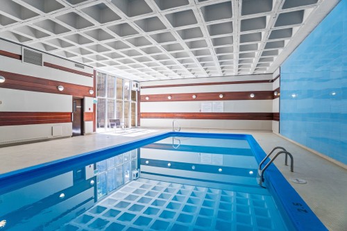 Piscine - 612-3488 Ch. De La Côte-Des-Neiges, Montréal (Ville-Marie), QC - Indoor Photo Showing Other Room With In Ground Pool