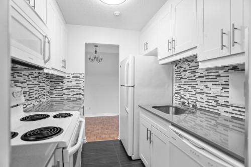 Cuisine - 612-3488 Ch. De La Côte-Des-Neiges, Montréal (Ville-Marie), QC - Indoor Photo Showing Kitchen With Upgraded Kitchen