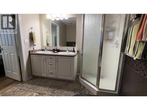 11427 98 Street, Fort St. John, BC - Indoor Photo Showing Bathroom