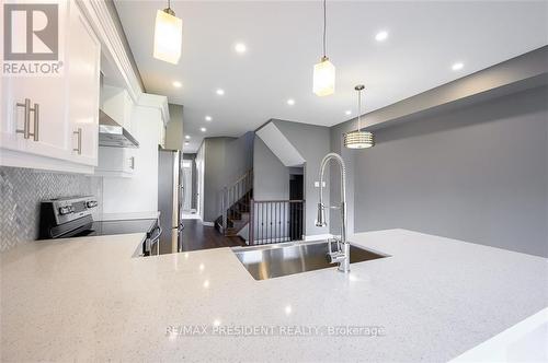 212 Weir Street N, Hamilton, ON - Indoor Photo Showing Kitchen With Upgraded Kitchen