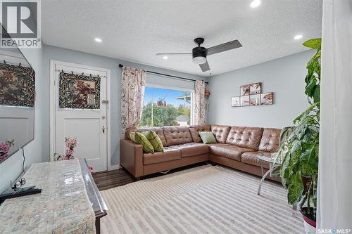 2123 20Th Street W, Saskatoon, SK - Indoor Photo Showing Living Room