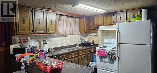 7324 Reindeer Drive, Mississauga, ON - Indoor Photo Showing Kitchen With Double Sink