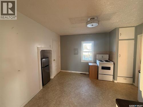 421 3Rd Avenue E, Assiniboia, SK - Indoor Photo Showing Kitchen