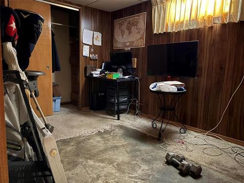 21 Parkville Dr, Winnipeg, MB 