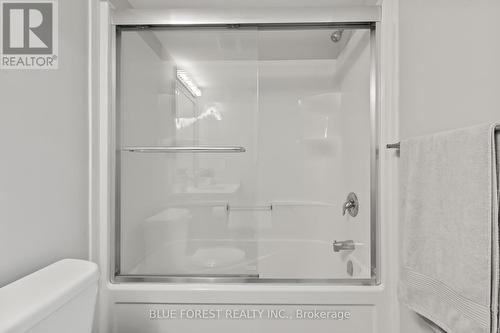 50 - 3200 Singleton Avenue, London South (South W), ON - Indoor Photo Showing Bathroom